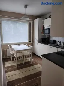 Free Parking, Near Station - Cozy Home with Fully Equipped Kitchen and Work Desk - Image 3