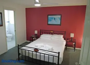 1 54 Parkes Street - Image 4