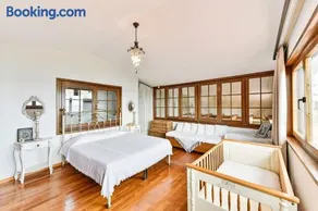 Azure Coast Seafront Retreat - Image 3