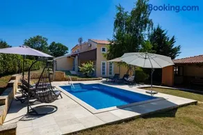 Sunny Garden Villa with Pool - Image 1