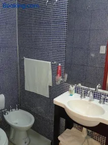 Monoambiente con baño privado y cocineta dentro de casa - Image 3