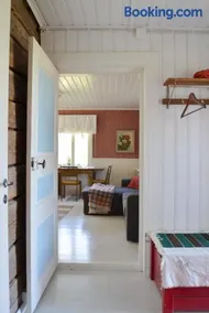 Cozy 200-Year-Old Cottage with Sauna near the Archipelago Trail - Image 1