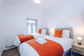 Modern 3 Bedroom House Perfect for Short and Long Stays - Image 5