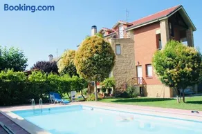 Preciosa casa independiente con piscina cubierta y gran jardín privados - Image 2