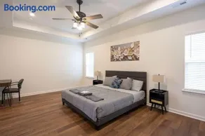 4 Min to Downtown - En-Suite Bath - Washer and Dryer - Image 4