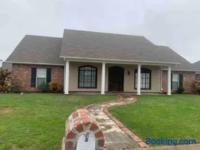 Luxury, modern, homely 4 bedroom house, close to city center, hospitals and shopping centers - Image 5