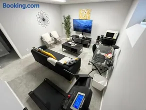 Stylish Basement Suite with Modern Comforts - Image 1