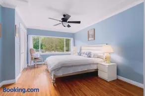LOVELY 3 bedroom PORT MOODY spacious home 6 people free parking - Image 3