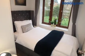 Cozy 3 Bedroom Home with Garden & Free Parking - Milton Keynes - Image 5