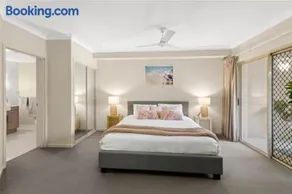 Tropical Resort with balcony overlooking pool - Image 3