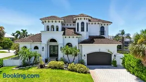 Spacious Luxury Waterfront Retreat with Pool & Spa - Image 4