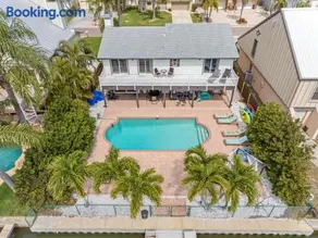 Stunning Waterfront Pool Home Walk to Beach & Restaurants Large Private Pool - Image 1