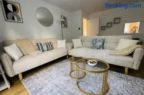 4 Bed Cosy Home w Free parking, Pets Welcome - Image 4