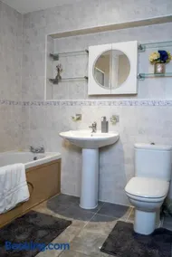 Modern 5 Bedroom Detatched House FREE DRIVEWAY PARKING CONTRACTORS AND FAMILIES - Image 2