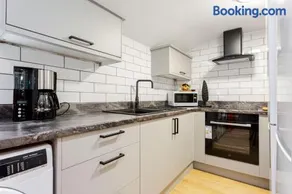 Ashton Getaway Sleeps 14 Free Parking - Image 5