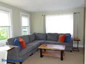 Comfortable Renovated 3 Bed Apartment - Image 2