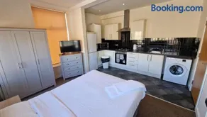 Spacious 3 Bed Apartment in Halifax Centre - Image 2