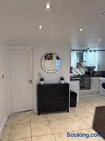 Cosy Guest Suite, West London - Image 4