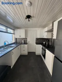 Spacious Home in Bangor Centre, 2 King Beds, 1 Single and Garage - Image 3