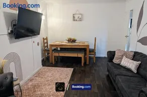 Cosy 3-Bed Home l Free Parking l WiFi l Sleeps 8 l Family Friendly l Hosted by The Cosy Corner Nationwide - Image 3