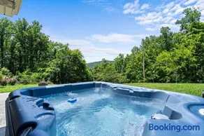 A Serene Smoky Escape Hot Tub, Pigeon River, Fire Pit, Mountain Views - Image 2