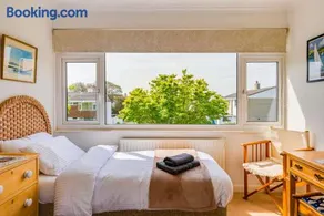 Charming 3 BR House near the New Forest & Sea - Image 2