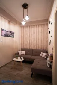 COZY APT NEXT TO METRO AND CLOSE TO ACROPOLIS! - Image 1