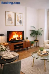 2BR Ground-Floor Flat with Free Parking - Image 4