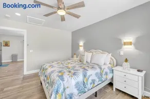Walk to Siesta Key Beach and Village - Image 4