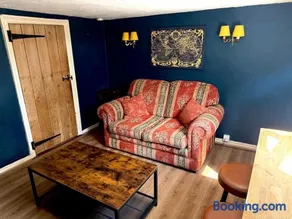 Rustic 18th century stone cottage with fireplace and parking - Image 4