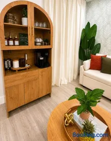 Stylish Pet Friendly 2BR Near Beach & FLL - Image 2
