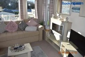 Whitecliff bay Bembridge, 3 x bedrooms, Cosy Caulkers Rest 10, Main side of the resort by the beach, pools & entertainment - Image 3