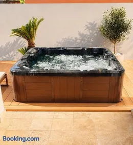 Vila Meditteran-Jacuzzi&Forest Retreat - Image 1