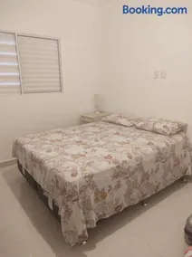 Casa residencial arejada em bairro tranquilo - Image 2