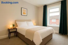 4 Bedroom Spacious House in Cardiff - Image 3