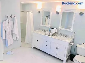 Luxe Spa Studio - Soaking Tub - Private - Quiet - Image 3