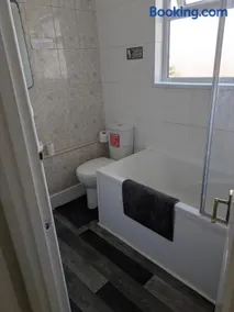 Kettering Town Double Rooms with TV Ideal Professional workers for longer stays Shared bathroom kitchen & Lounge - Image 5