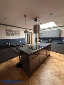 Elegant 6 Bedroom Cottage in Portree BG - Image 2