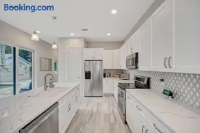 Courtyard Home with Pool, Spa & Sauna close to Beach & City Center - Image 2