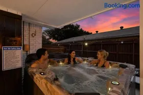 Luxurious 5BR 2BA Holiday Home with Pool, Grill, Sauna & Game Room - Image 1