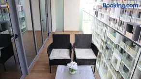 Azure Serenity 1BR - Chic Coastal Escape - Image 5