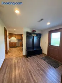 Pet Friendly Fully Furnished 1-Bedroom Oasis - Image 1