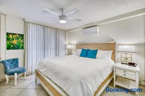 Punahoa Beach 201, Beautiful Renovation, Split AC - Image 4