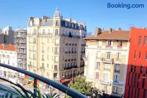 Chic Parisian Apartment - Air-Con 1-Bed - Image 4