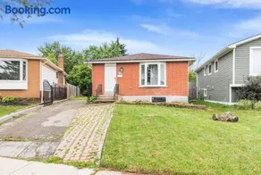 Quaint and Stylish UPPER level 3-bed bungalow in Hamilton, ON - Image 2