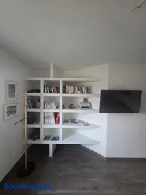 Belle chambre lumineuse avec bureau dans une maison spatieuse - Image 3
