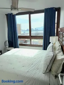 Habitación con baño privado, con una vista espectacular a la playa Cavancha - Image 1