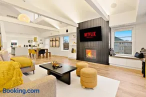 Modern 2-Bedroom & Den Near the Falls Parking Included Sleeps 6 - Image 3