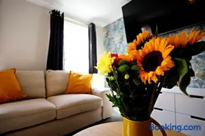 Cute townhouse with parking space in village near Leeds & York - Image 4