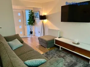 Modern, spacious 4 to 5 bed house in Bishops Stortford, close to Stansted - Image 2